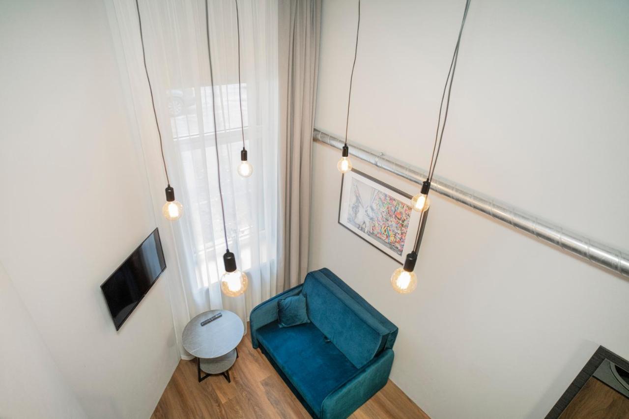 Teeny Tiny Lofts In Center דירה *