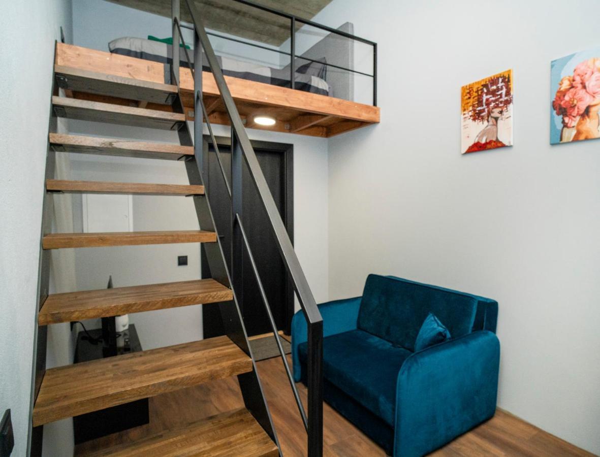 Teeny Tiny Lofts In Center דירה